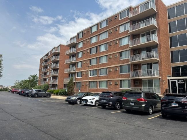 APT-4C - 2211 S Highland Ave, Condo with 2 bedrooms, 2 bathrooms and 2 parking in Lombard IL | Image 6