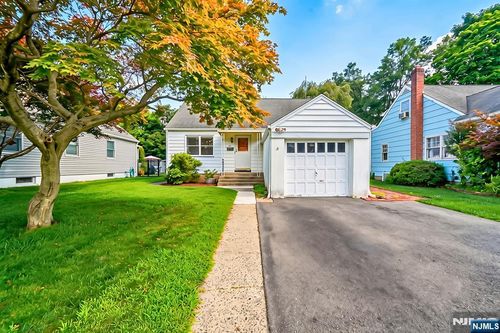 30 Pequannock Ave, Pompton Lakes, NJ, 07442-1407 | Card Image