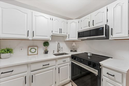 8-4 Brook Rd, Salem, NH, 03079-3614 | Card Image