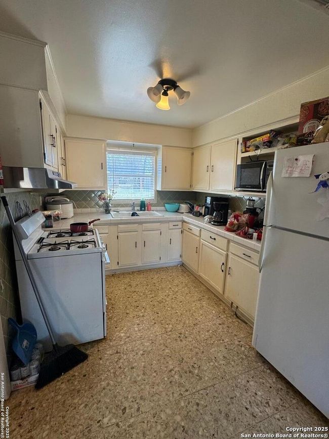 305 E Hugo St, House other with 3 bedrooms, 1 bathrooms and null parking in Dilley TX | Image 8
