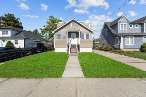 109 Laurel St, Patchogue, NY, 11772-3554 | Card Image