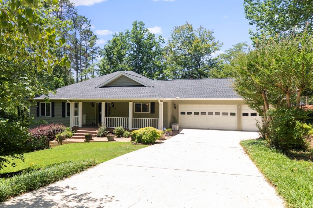 Three Iron Dr, Seneca, SC 29678
