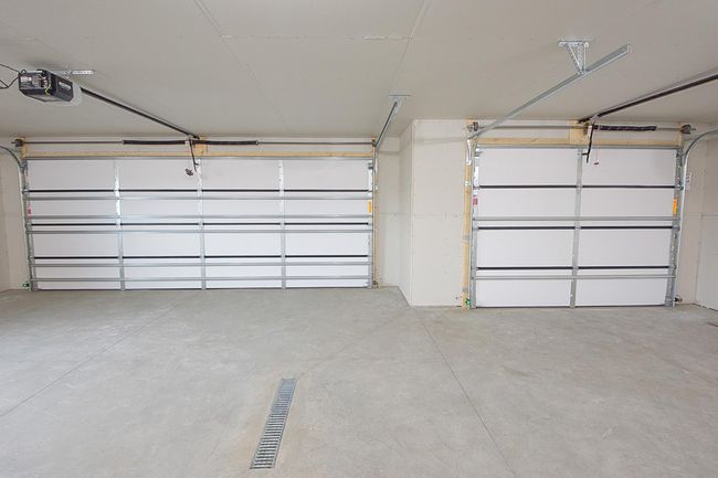 Spacious 3 stall garage | Image 20