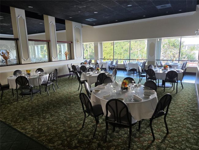 Up stairs Lake room Dinning Room Overlooking Pool Area And Lake and Water Fountain | Image 9