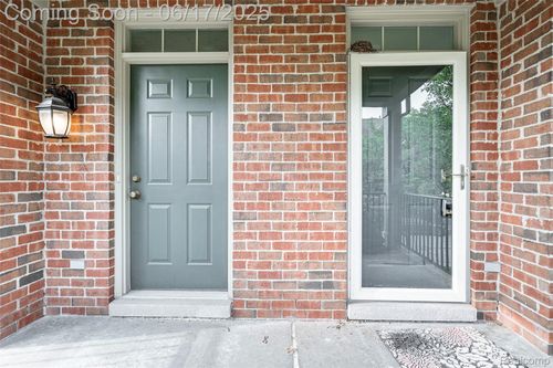 39429 Springwater Dr, Northville, MI, 48168-3962 | Card Image