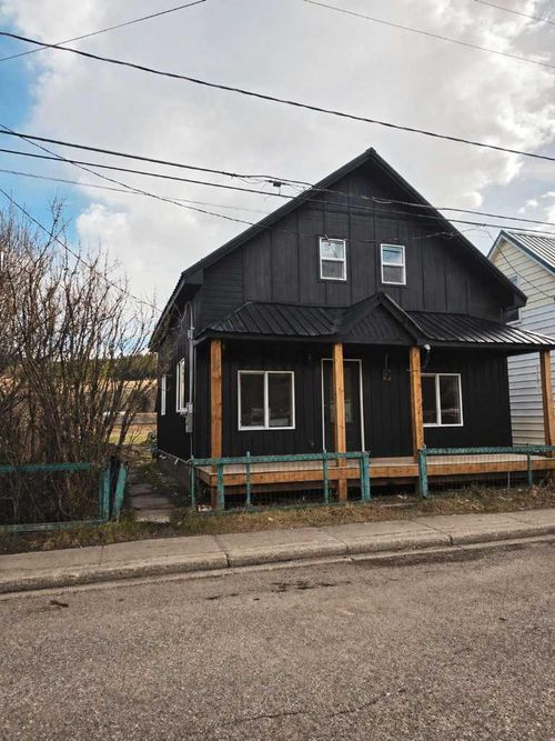 7022 17 Ave, Coleman, AB, T0K0M0 | Card Image