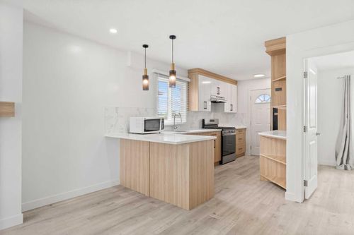 424 Penbrooke Cres Se, Calgary, AB, T2A3T7 | Card Image