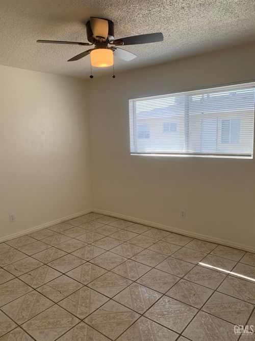 307 Beale Ave, Bakersfield, CA, 93305-5927 | Card Image