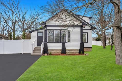 3 Adams Rd, Central Islip, NY, 11722-2201 | Card Image