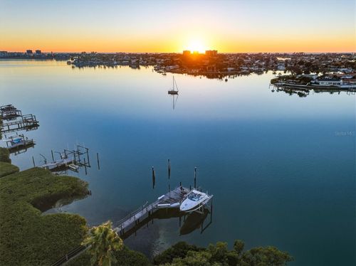 670 Sunset Dr, St Petersburg, FL, 33707-1137 | Card Image