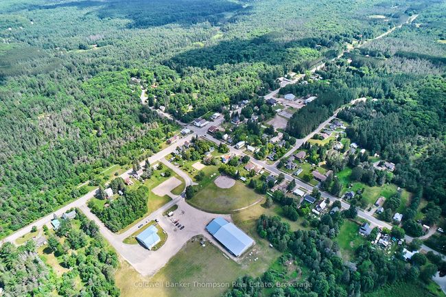 2148 Stisted Rd S, House other with 3 bedrooms, 2 bathrooms and 6 parking in Sprucedale ON | Image 25