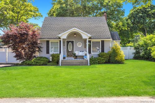 4 Pine St, Holtsville, NY, 11742-1611 | Card Image