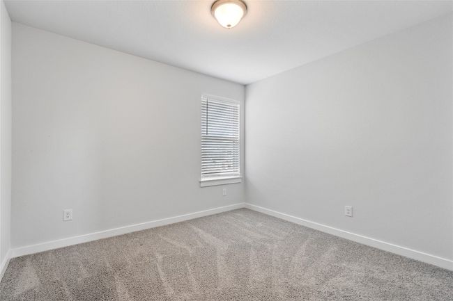 Spare room with carpet flooring and baseboards | Image 28