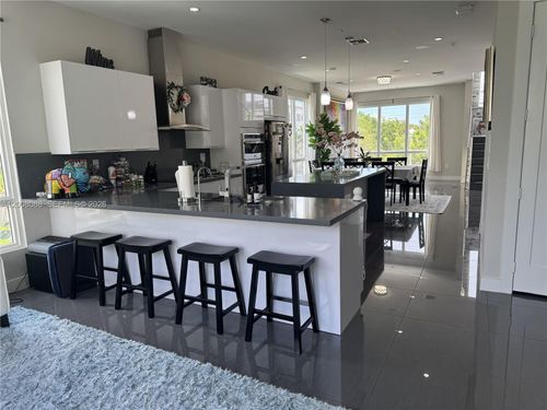 10331-10331 Nw 64th Ln, Doral, FL, 33178 | Card Image