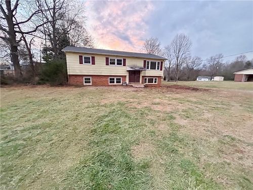 2330 40th Avenue Ct Ne, Hickory, NC, 28601-7453 | Card Image