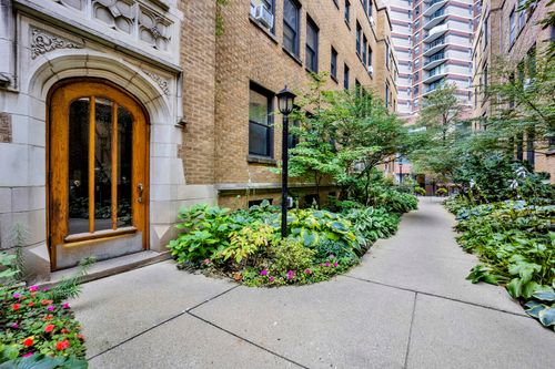 4d-636 Waveland Ave, Chicago, IL, 60613-4246 | Card Image