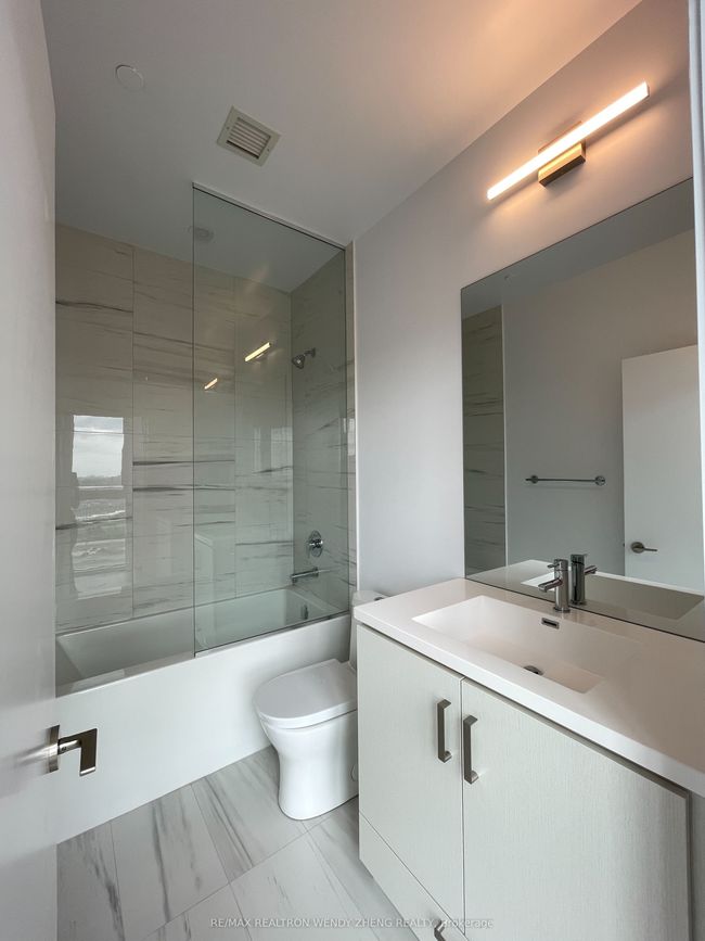 2102 - 38 Honeycrisp Cres, Condo with 2 bedrooms, 1 bathrooms and null parking in Concord ON | Image 13