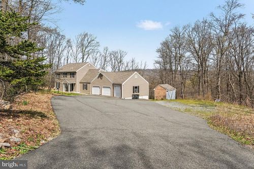 33 Edgewood Dr, BOYERTOWN, PA, 19512-8171 | Card Image