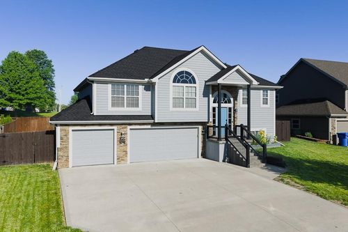 824 N Oak Ter, Tonganoxie, KS, 66086-4505 | Card Image