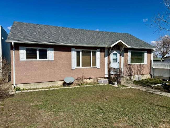 351 23 Street, Home with 2 bedrooms, 1 bathrooms and 4 parking in Fort Macleod AB | Image 1