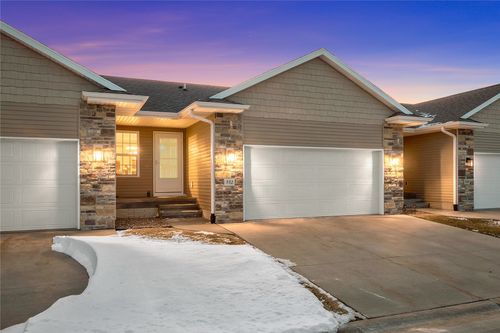 552 Meadow Oak Cir, Fairfax, IA, 52228-4709 | Card Image