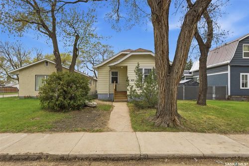 825 L Avenue S, Saskatoon, SK, S7M2H9 | Card Image