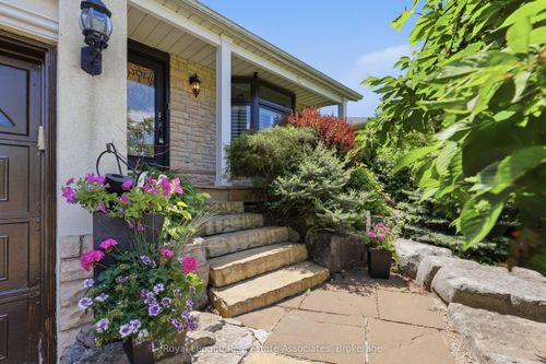 2580 Homelands Drive, Mississauga, ON, L5K1H6 | Card Image