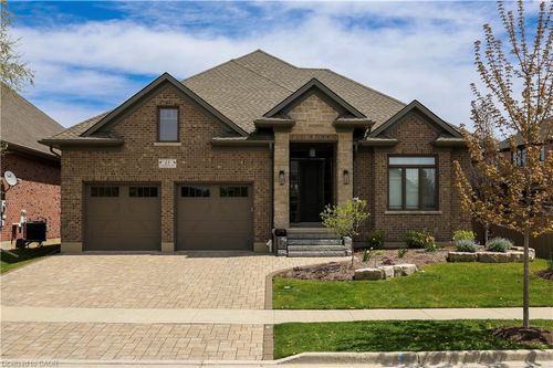 15 Langton Dr, Kitchener, ON, N2P2X9 | Card Image