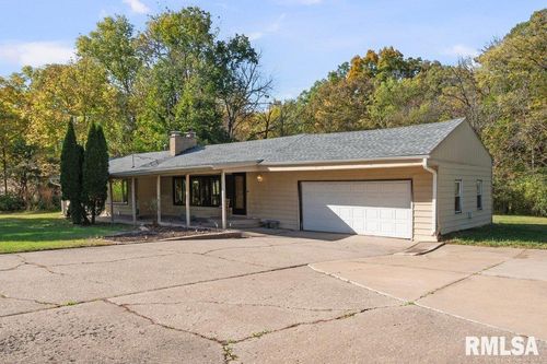 18378 Wells Ferry Rd, Bettendorf, IA, 52722-7352 | Card Image