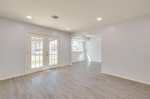 700 Century Dr, Moore, OK, 73160-5818 | Card Image