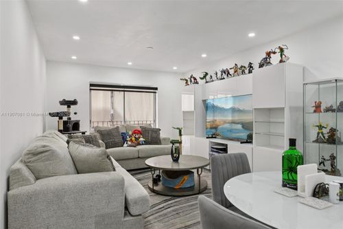 apt-208f-1630 W 46th St, Hialeah, FL, 33012-2817 | Card Image