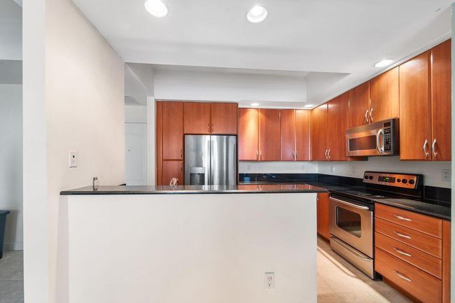 UNIT-608 - 801 S Olive Ave, Condo with 2 bedrooms, 2 bathrooms and null parking in West Palm Beach FL | Image 5