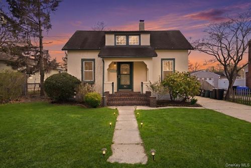 36 Pine St, Islip, NY, 11751-2207 | Card Image