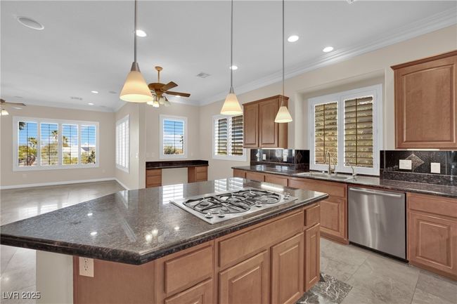 Kitchen Island with gas range | Image 14