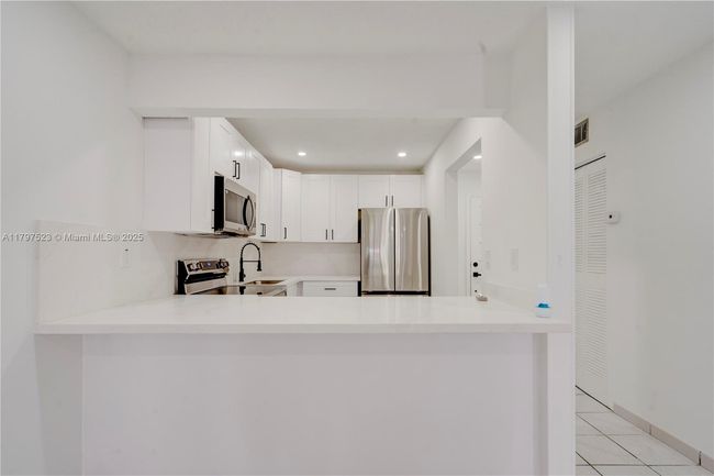 APT-220 - 6095 W 19 Th Ave, Condo with 2 bedrooms, 2 bathrooms and null parking in Hialeah FL | Image 15