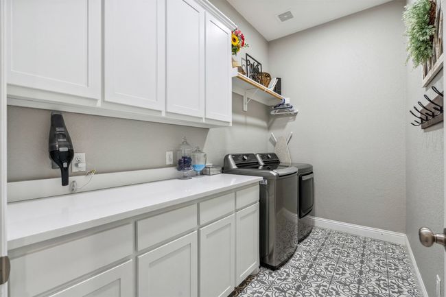 Spacious laundry | Image 16