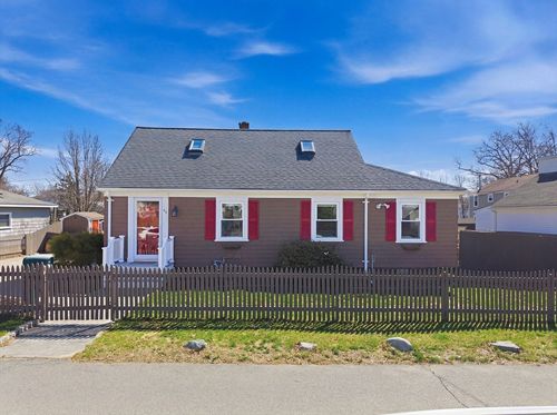 52 Worthen St, Swansea, MA, 02777-1926 | Card Image