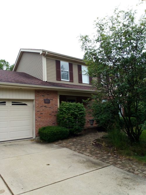8221 Meadowwood Ave, Woodridge, IL, 60517-7717 | Card Image