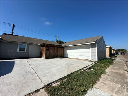 24 S Commonsway Dr, Portland, TX, 78374-2509 | Card Image