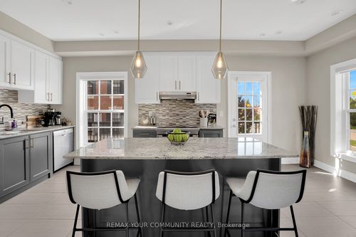 8-10060 Keele St, Maple, ON, L6A4V6 | Card Image