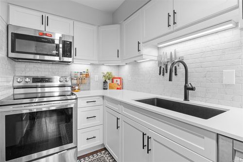 305-935 Johnson St, Victoria, BC, V8V3N5 | Card Image