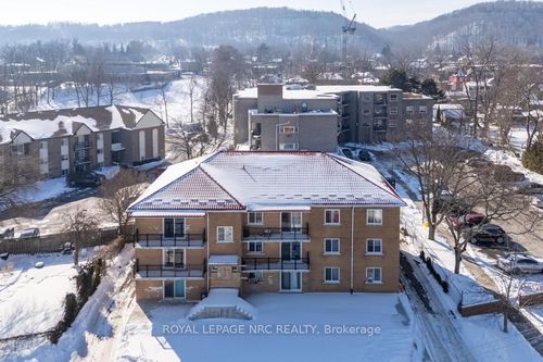 201-14 John St, Grimsby, ON, L3M1X5 | Card Image