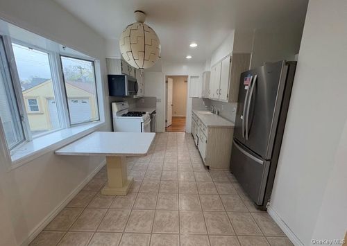54 Camden Pl, New Hyde Park, NY, 11040-3602 | Card Image