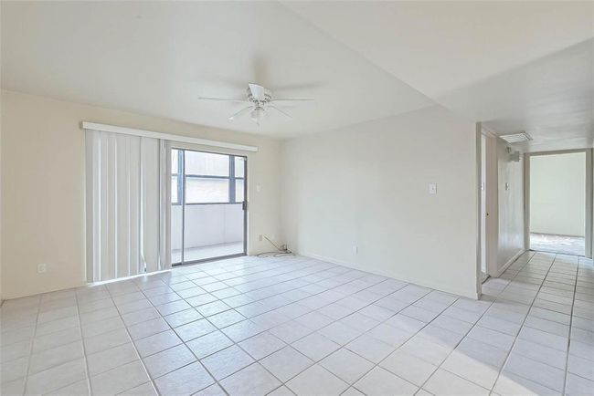 APT-27 - 3045 Walnut Bend Ln, House attached with 3 bedrooms, 2 bathrooms and null parking in Houston TX | Image 6