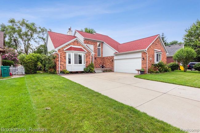 8840 Summers Court, Home with 3 bedrooms, 2 bathrooms and null parking in Utica MI | Image 1