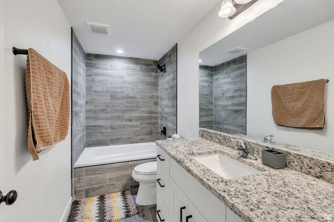 Full bath with vanity, recessed lighting, and tiled shower / bath | Image 16