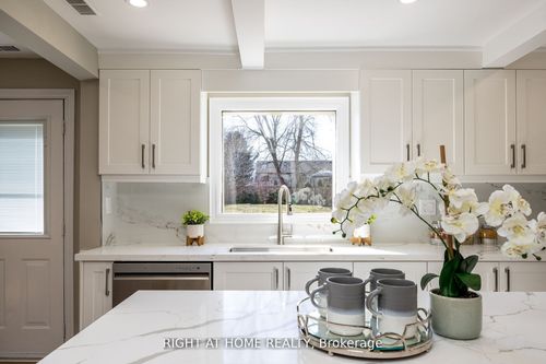 15 Farr Ave, Sharon, ON, L0G1V0 | Card Image