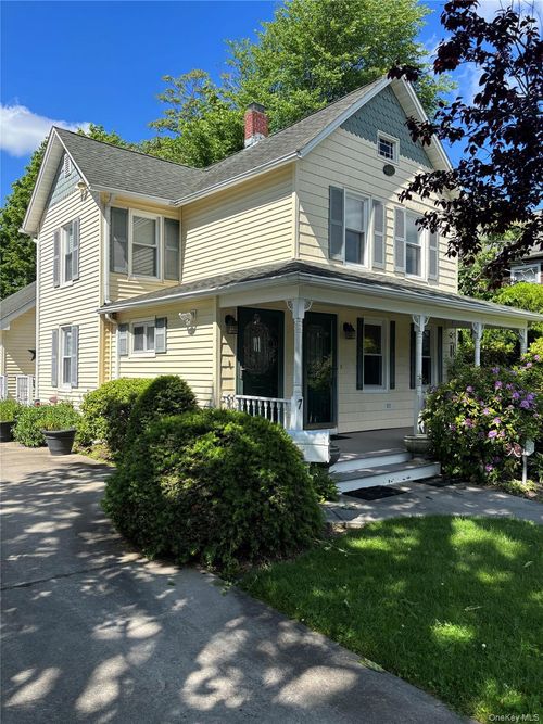 7 Thorne St, Patchogue, NY, 11772-2501 | Card Image