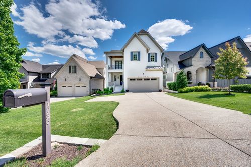 1735 Hillmont Dr, Nashville, TN, 37215-2901 | Card Image