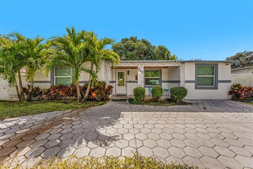 860 Ne 142nd St, North Miami, FL, 33161-3214 | Card Image